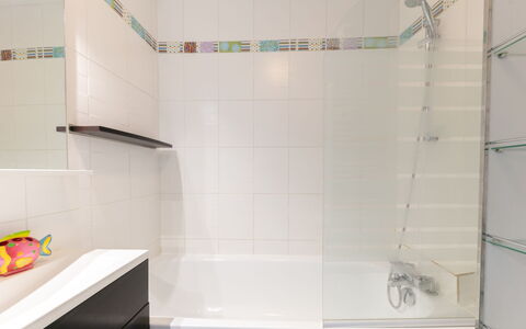 Soldanelles 413 B: Armatur, Eigentum, Zapfhahn, Dusche, Badezimmer, Fussboden, Flooring, Badewanne, Sinken, Installation