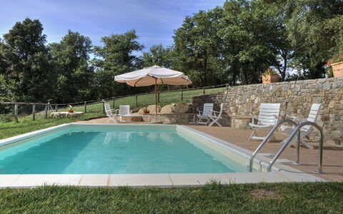Villa Di Gaiole: Wasser, Himmel, Pflanze, Schwimmbad, Schatten, Baum, Stuhl, Gartenmöbel, Regenschirm, Gras
