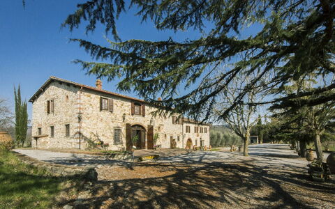 Villa Di Gaiole: Himmel, Gebäude, Pflanze, Fenster, Baum, Natürliche Landschaft, Haus, Gras, Landschaft, Hütte