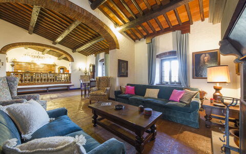 Villa Di Gaiole: Tabelle, Couch, Möbel, Eigentum, Bilderrahmen, Fenster, Gebäude, Wohnzimmer, Holz, Beleuchtung