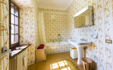 Villa Di Gaiole: Spiegel, Möbel, Zapfhahn, Eigentum, Sinken, Armatur, Gebäude, Holz, Countertop, Badezimmer