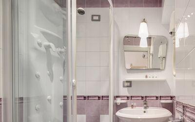 Trilocale Superior Wave: Spiegel, Zapfhahn, Armatur, Bad Sink, Sinken, Eigentum, Badezimmer, Interior Design, Fussboden, Flooring