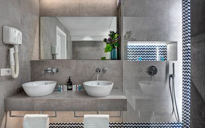 Bilocale Classic Wave: Spiegel, Zapfhahn, Armatur, Sinken, Bad Sink, Eigentum, Gebäude, Badezimmerschrank, Badezimmer, Rechteck