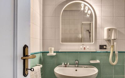 Trilocale Standard Wave: Spiegel, Zapfhahn, Armatur, Sinken, Bad Sink, Eigentum, Produkt, Badezimmer, Holz, Interior Design