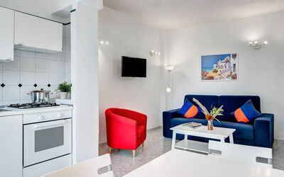 Trliocale Classic Wave: Möbel, Eigentum, Cabinetry, Gebäude, Komfort, Interior Design, Studio Couch, Flooring, Wohnzimmer
