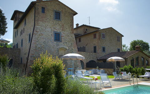 Villa Pianora: Pflanze, Himmel, Wasser, Gebäude, Schwimmbad, Wolke, Fenster, Baum, Regenschirm, Haus