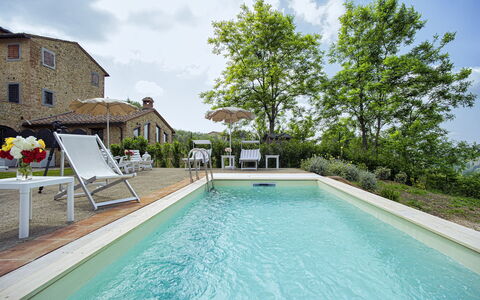Villa Pianora: Wasser, Pflanze, Wolke, Himmel, Eigentum, Schwimmbad, Gebäude, Stuhl, Azurblau, Baum