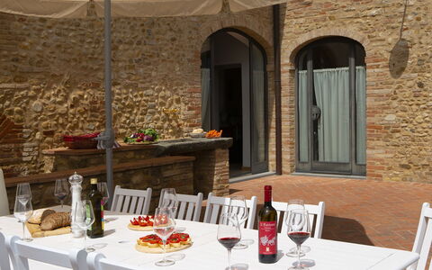 Villa Pianora: Tabelle, Essen, Geschirr, Flasche, Möbel, Fenster, Interior Design, Teller, Tischdecke, Drinkware