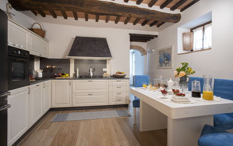 Villa Pianora: Cabinetry, Countertop, Möbel, Eigentum, Küche, Holz, Herd, Interior Design, Die Architektur, Gebäude