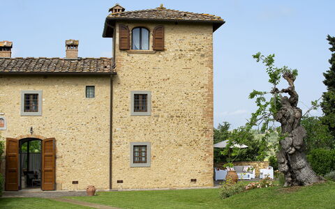 Villa Pianora: Himmel, Gebäude, Pflanze, Fenster, Baum, Grundstueck, Tür, Haus, Fassade, Hütte