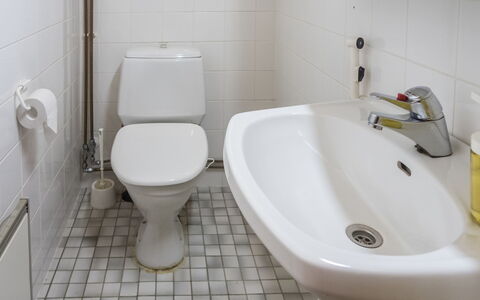 Mänty: Toilleten Sitz, Badezimmer, Toilette, Armatur, Bad Sink, Flooring, Sinken, Fussboden, Interior Design, Zapfhahn