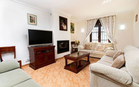 Villa Anita: Möbel, Interior Design, Couch, Flooring, Fussboden, Wohnzimmer, Zimmer, Decke, Tabelle