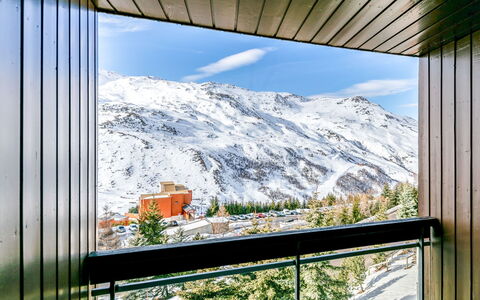 Les Menuires 520: Himmel, Daytime, Eigentum, Berg, Licht, Wolke, Schatten, Schnee, Steigung, Die Architektur
