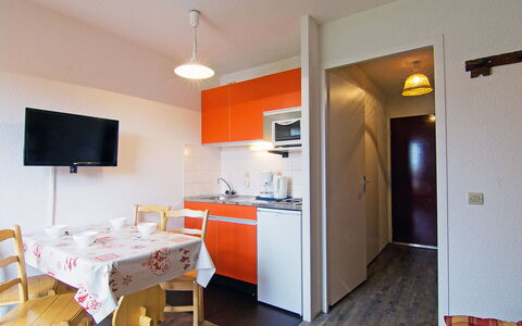 Carlines 1 - 46: Möbel, Cabinetry, Countertop, Holz, Zapfhahn, Gebäude, Interior Design, Stuhl, Sinken, Flooring
