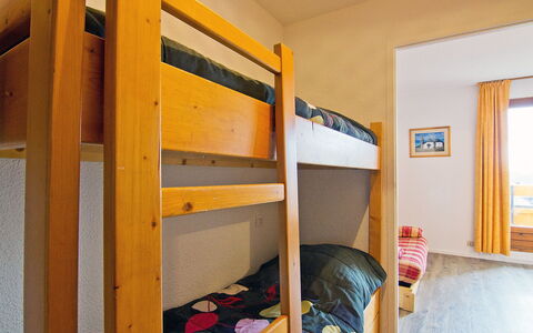 Carlines 1 - 46: Bett, Zimmer, Etagenbett, Möbel, Eigentum, Treppe, Herberge, Wand, Haus, Gebäude