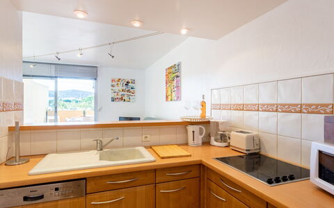 Bormes-Les-Mimosas 300: Braun, Zapfhahn, Cabinetry, Spüle, Sinken, Countertop, Armatur, Möbel, Holz, Küche