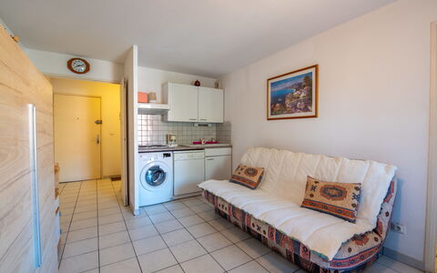 Ancre Bleue: Möbel, Eigentum, Bilderrahmen, Cabinetry, Beleuchtung, Interior Design, Komfort, Fenster, Orange