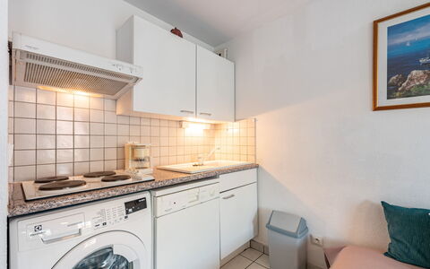 Ancre Bleue: Bilderrahmen, Cabinetry, Zapfhahn, Armatur, Herd, Countertop, Sinken, Küche, Haushaltsgerät, Küchengerät