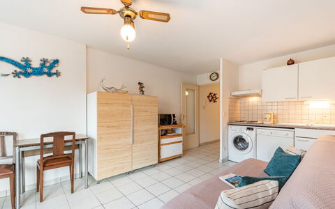 Ancre Bleue: Eigentum, Cabinetry, Deckenventilator, Holz, Beleuchtung, Haushaltsgerät, Flooring, Fussboden, Komfort, Schublade