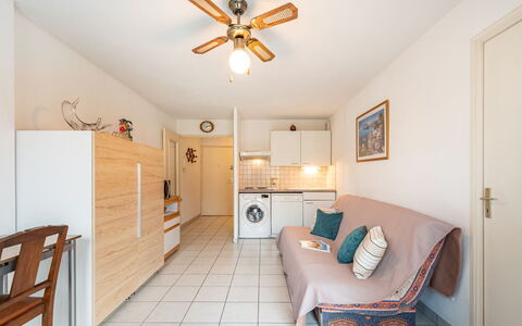 Ancre Bleue: Möbel, Eigentum, Bilderrahmen, Deckenventilator, Tür, Cabinetry, Stuhl, Beleuchtung, Interior Design, Holz
