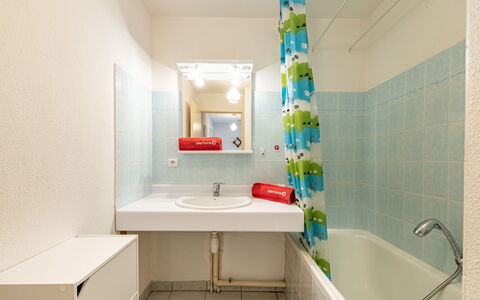 Ancre Bleue: Zapfhahn, Armatur, Spiegel, Sinken, Bad Sink, Badewanne, Badezimmer, Gebäude, Interior Design