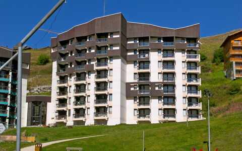 Les Menuires 600: Himmel, Gebäude, Eigentum, Fenster, Grundstueck, Urban Design, Tower Block, Gras, Eigentumswohnung, Nachbarschaft