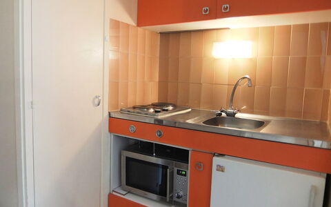 Les Menuires 600: Eigentum, Zimmer, Küche, Cabinetry, Countertop, Möbel, Major Appliance, Haushaltsgerät, Herd, Küchengerät