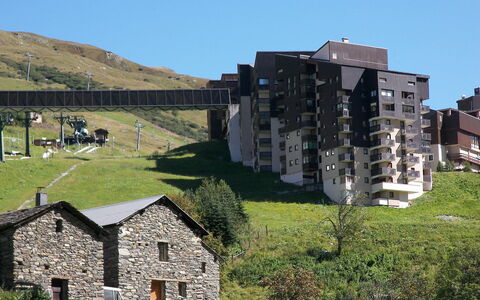 Ski Soleil 1 - 1511: Himmel, Gebäude, Fenster, Haus, Grundstueck, Hochland, Gras, Wohngebiet, Grundeigentum, Urban Design