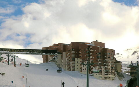 Ski Soleil 1 - 1511: Wolke, Himmel, Gebäude, Daytime, Steigung, Schnee, Einfrieren, Erholung Im Freien, Strassenlicht, Urban Design