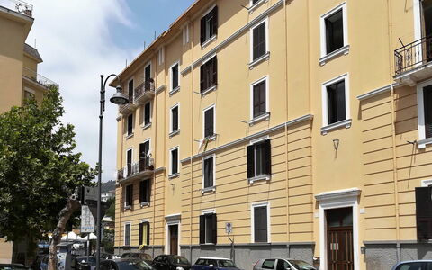 Sotto Il Segno dei Pesci: Auto, Rad, Fahrzeug, Gebäude, Himmel, Fenster, Wolke, Urban Design
