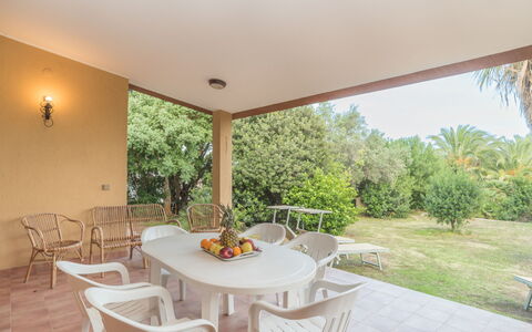 Villa Monte Nai (Rei420): Tabelle, Möbel, Pflanze, Eigentum, Stuhl, Schatten, Interior Design, Holz, Fussboden, Grundeigentum