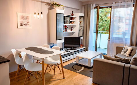 Zielony Zdrój: Couch, Tabelle, Möbel, Bilderrahmen, Holz, Interior Design, Wohnzimmer, Flooring, Fussboden, Studio Couch