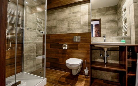 Zielony Zdrój: Zapfhahn, Armatur, Eigentum, Duschkopf, Holz, Gebäude, Toilette, Badezimmer, Sinken, Duschtür