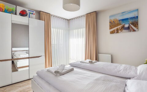 Pięć Mórz: Eigentum, Möbel, Gebäude, Komfort, Azurblau, Holz, Bettrahmen, Interior Design, Beleuchtung
