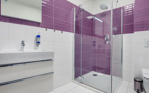Pięć Mórz: Armatur, Duschkopf, Gebäude, Dusche, Lila, Badezimmer, Interior Design, Haus, Dusche Stange
