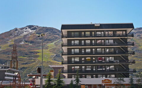 Oisans 37: Die Architektur, \Stadt, Himmel, Gebäude, Berg, Wohngebiet, Mischnutzung, Fassade, Baum, Gebirge