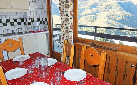 Oisans 37: Zimmer, Restaurant, Tischdecke, Tabelle, Eigentum, Esszimmer, Möbel, Textil, Linens, Interior Design