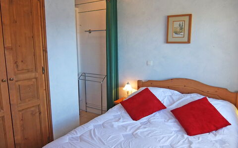 Oisans 37: Schlafzimmer, Bett, Zimmer, Bettdecke, Möbel, Eigentum, Bettrahmen, Bedding, Matratze, Wand