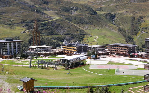 Oisans 37: Berg, Hochland, Pflanze, Natürliche Landschaft, Grundstueck, Gebäude, Gras, Steigung, Landschaft, Wiese
