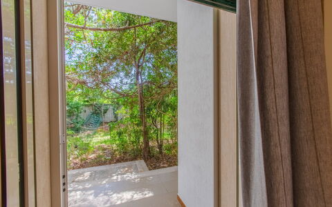Villa Talise: Pflanze, Gebäude, Fenster, Schatten, Holz, Interior Design, Sonnenlicht, Hartholz, Tönungen Und Schatten