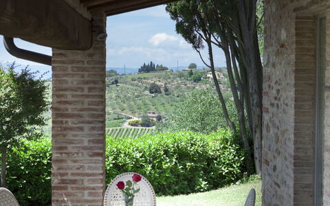 Chianti Fornace 1: Möbel, Himmel, Pflanze, Gebäude, Stuhl, Baum, Schatten, Veranda, Tabelle, Gartenmöbel