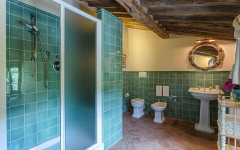 Villa Castellaccio: Spiegel, Armatur, Sinken, Badezimmer, Zapfhahn, Dusche, Interior Design, Lila, Gebäude, Fussboden