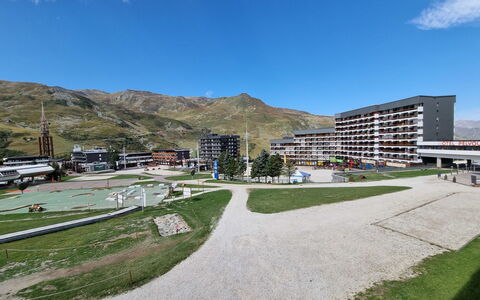 Les Menuires 410: Himmel, Wolke, Daytime, Gebäude, Pflanze, Grundstueck, Urban Design, Gras, Strassenbelag, Haus