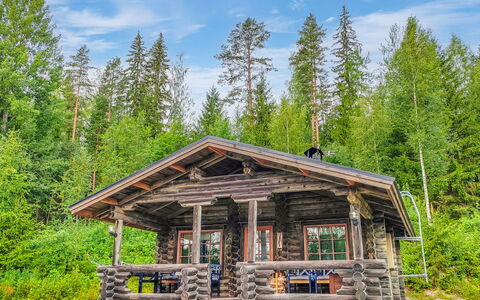Korvenpää: Bett, Möbel, Schlafzimmer, Interior Design, Bedding, Bettdecke, Flooring, Holz, Fussboden, Zimmer