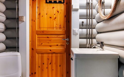 Korvenpää: Bett, Möbel, Schlafzimmer, Interior Design, Bedding, Bettdecke, Flooring, Holz, Fussboden, Zimmer