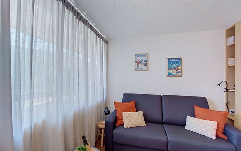 Les Menuires 510: Interior Design, Wand, Möbel, Couch, Zimmer, Wohnung, Fussboden, Flooring, Textil, Wohnzimmer