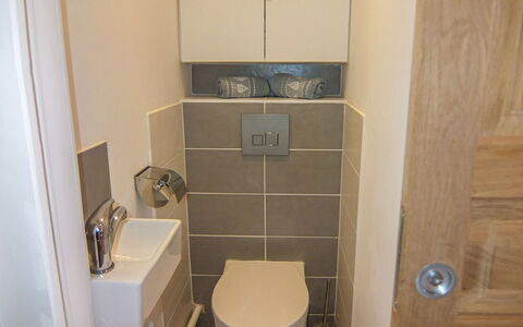 Les Menuires 510: Toilleten Sitz, Interior Design, Badezimmer, Flooring, Fussboden, Wand, Holz, Toilette