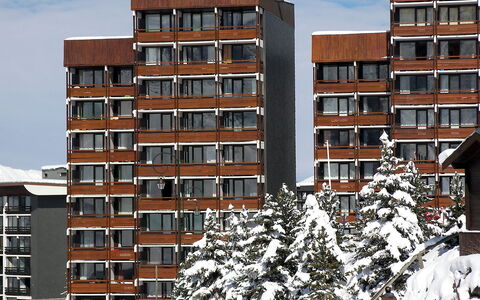 Les Menuires 230: Gebäude, Daytime, Eigentum, Fenster, Himmel, Schnee, Welt, Die Architektur, Urban Design, Tower Block