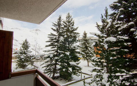 Les Menuires 230: Schnee, Baum, Winter, Zuhause, Eigentum, Himmel, Haus, Gehölz, Die Architektur, Pflanze