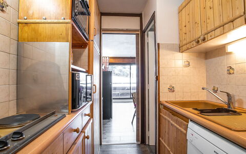 Les Menuires 230: Cabinetry, Countertop, Eigentum, Gebäude, Küche, Sinken, Holz, Beleuchtung, Interior Design